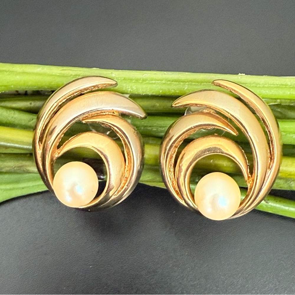 Vintage Unsigned Gold-tone Swirl Faux Pearl Statement Earrings 24g.